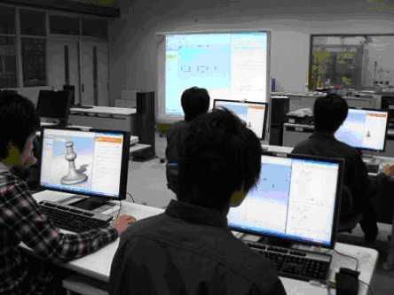 東京都立産業技術高等専門学校の学生たちがパソコンで機械の設計を行っている写真
